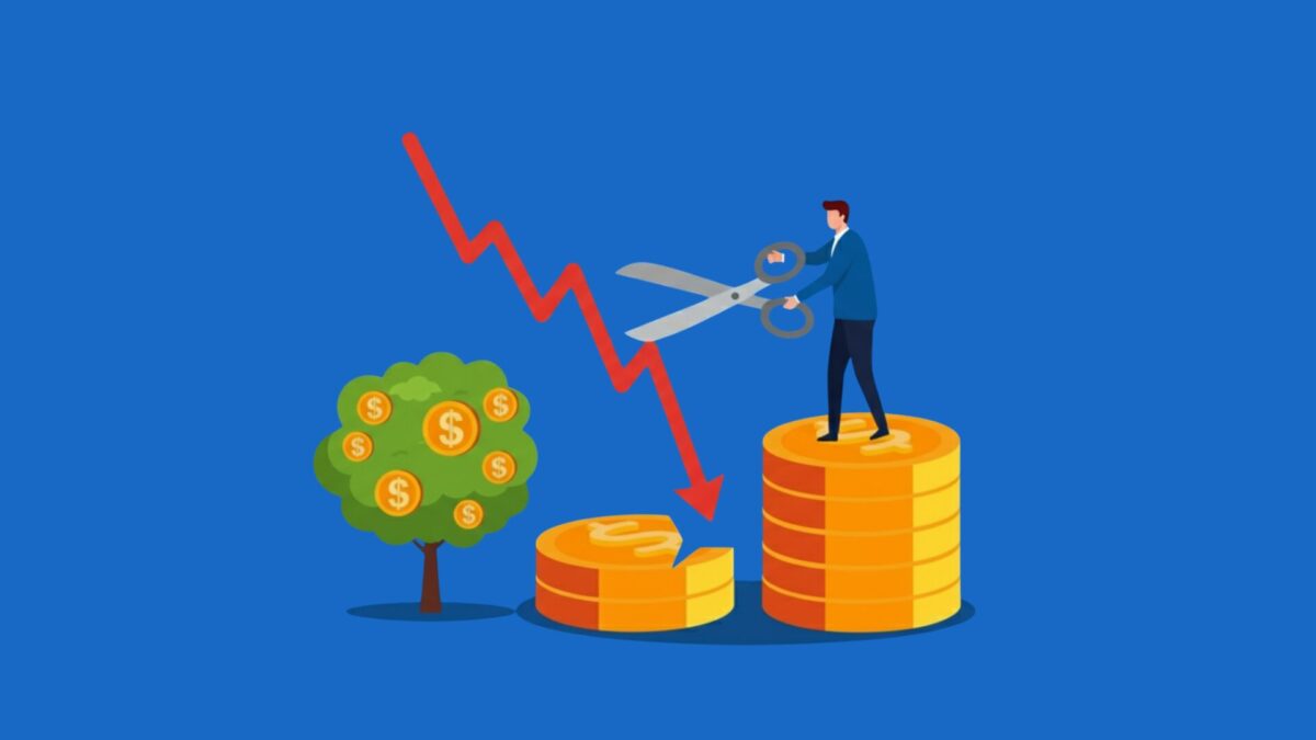 「見切り千両」の「切る技術」を示すイラスト:トレーダーがハサミで下落する赤い矢印を損切りし、資産(コイン)と利益(お金のなる木)を守る。